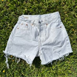 levi’s 501 white shorts - size 23
